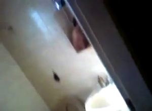 В душе парочка трахается а друг скрытно снимает